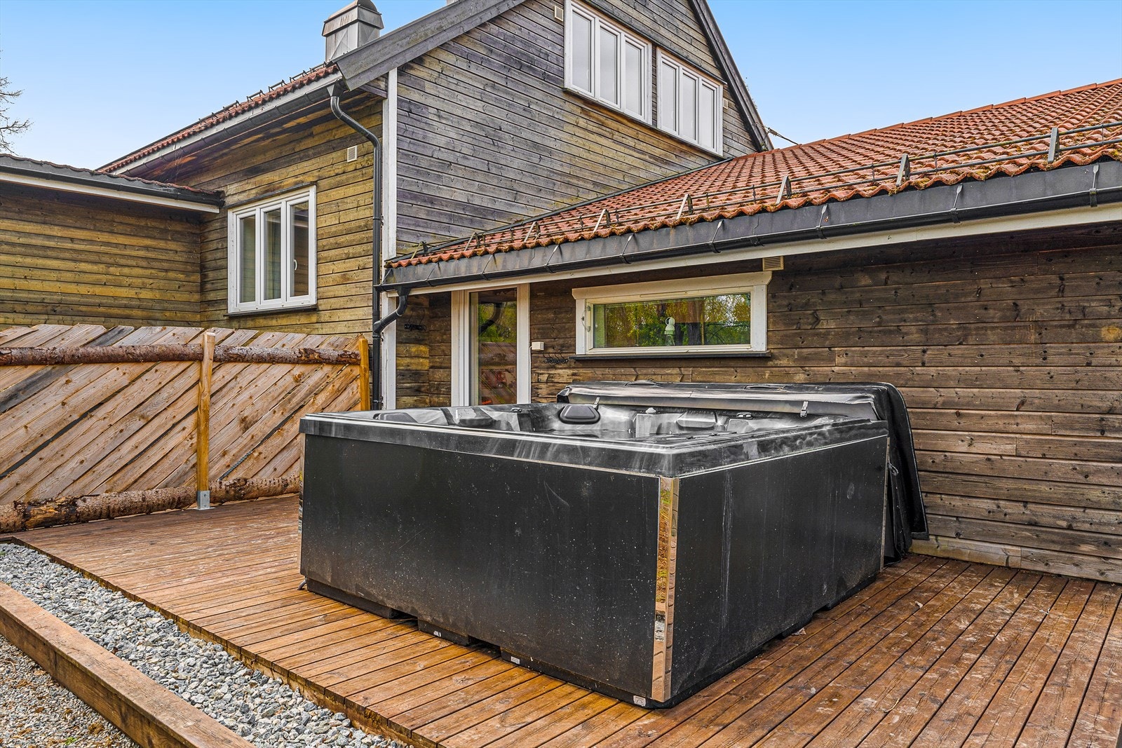 Jacuzzi på terrassen medfølger salget. Denne har plass opp til 6 personer. Her kan man sitte helt usjenert med skogen som nærmeste nabo. Galleribilde