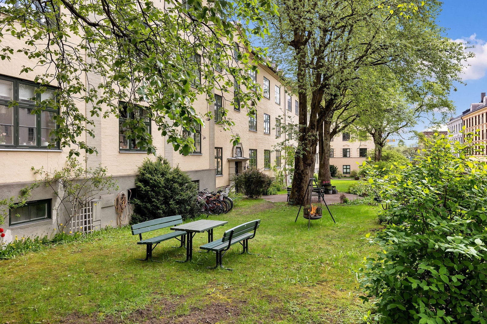 Borettslaget har flotte fellesareal rett utenfor stuevinduet som kan benyttes på finværsdager. Galleribilde