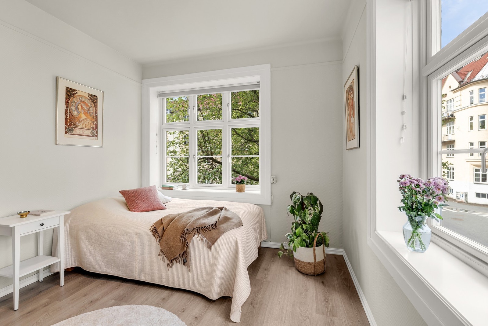 Lyst og romslig soverom med store vindusflater som gir godt med naturlig lys. Galleribilde