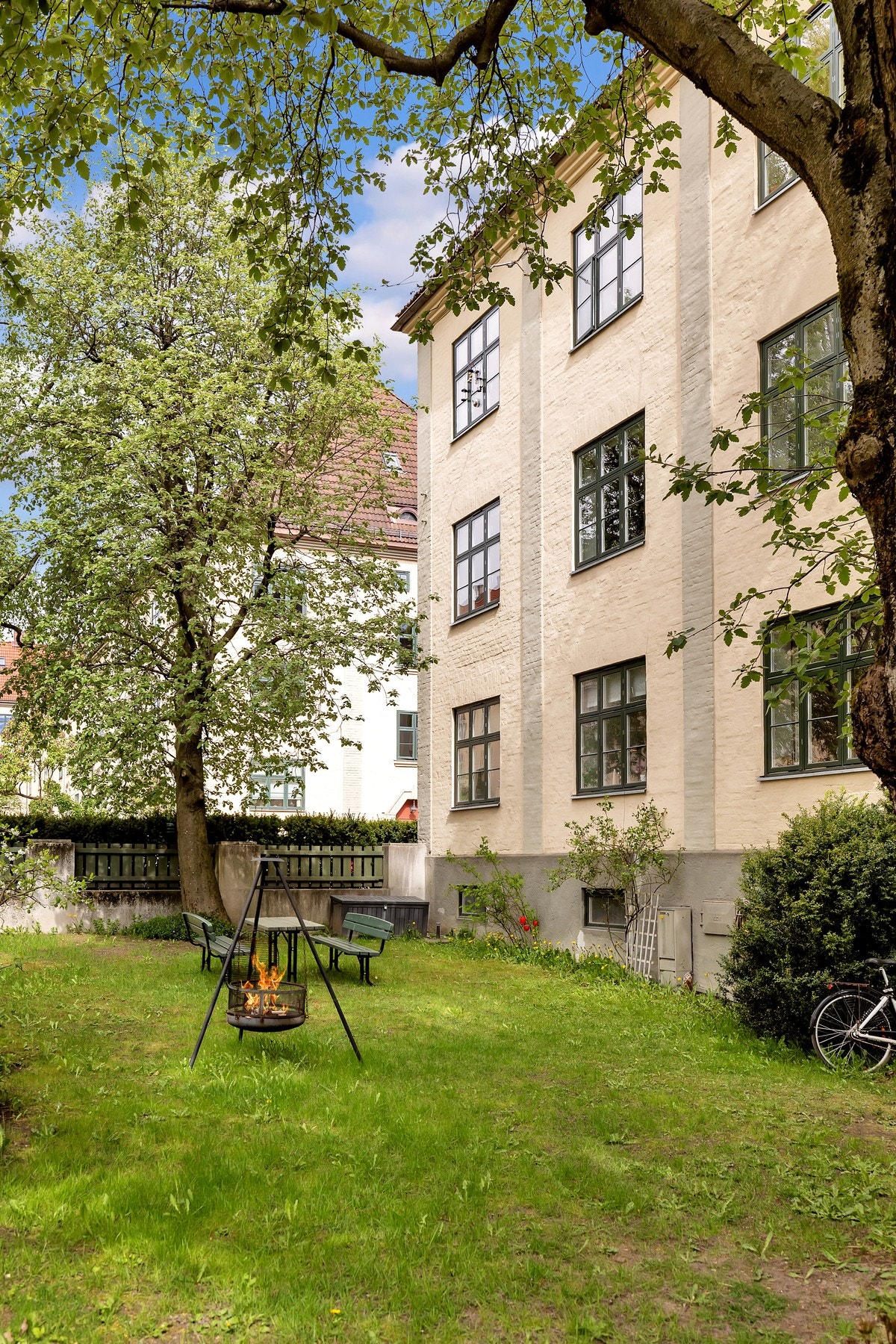 Uteområdet er utstyrt med bålpanne og benker med bord. Galleribilde