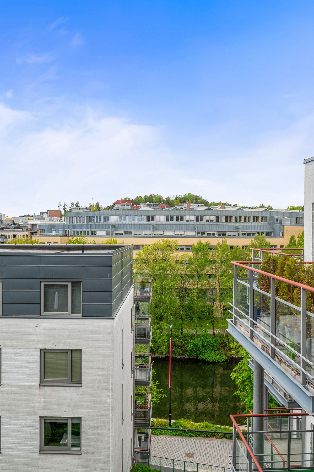 Hyggelig utsyn mot elven og en rolig plassering inn mot et atrium som skjermer godt. Her bor du skjermet og rolig, samtidig som alt av servicetilbud ligger rett utenfor døren Galleribilde