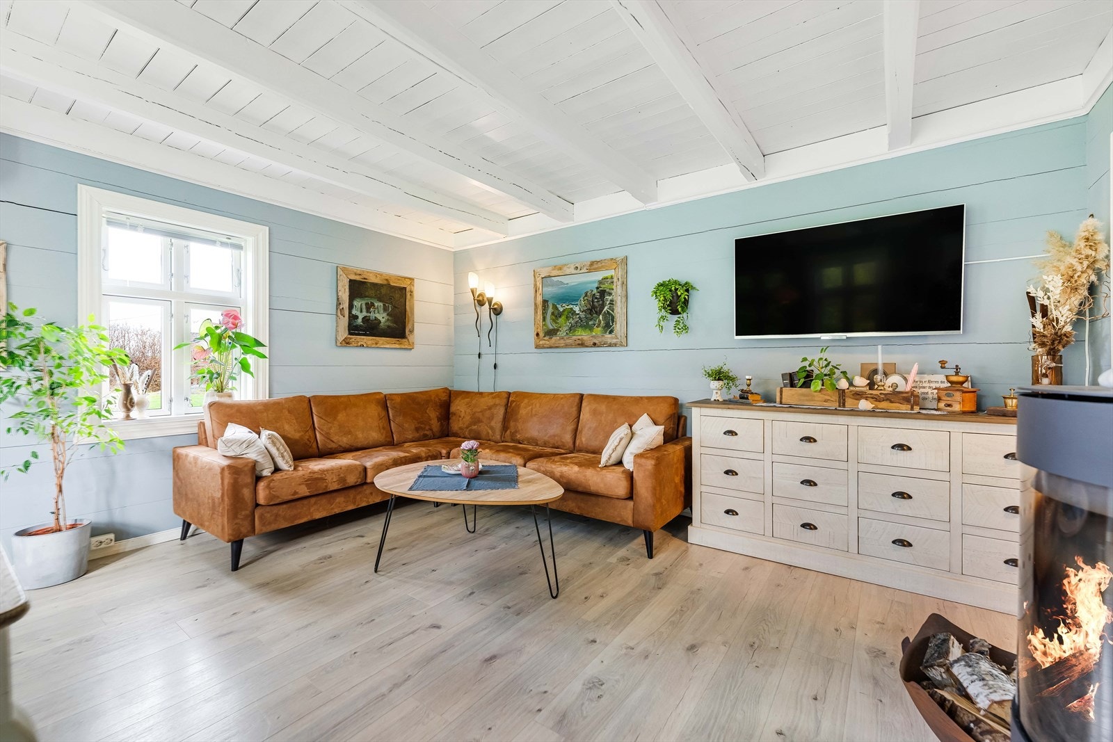 Her er det god plass for stor sittegruppe så vel som spisebord med mer. Galleribilde