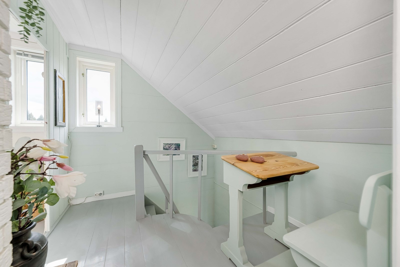 I overetasjen kommer man opp i en liten gang, med tilkomst til sovealkove og hovedsoverom. Galleribilde
