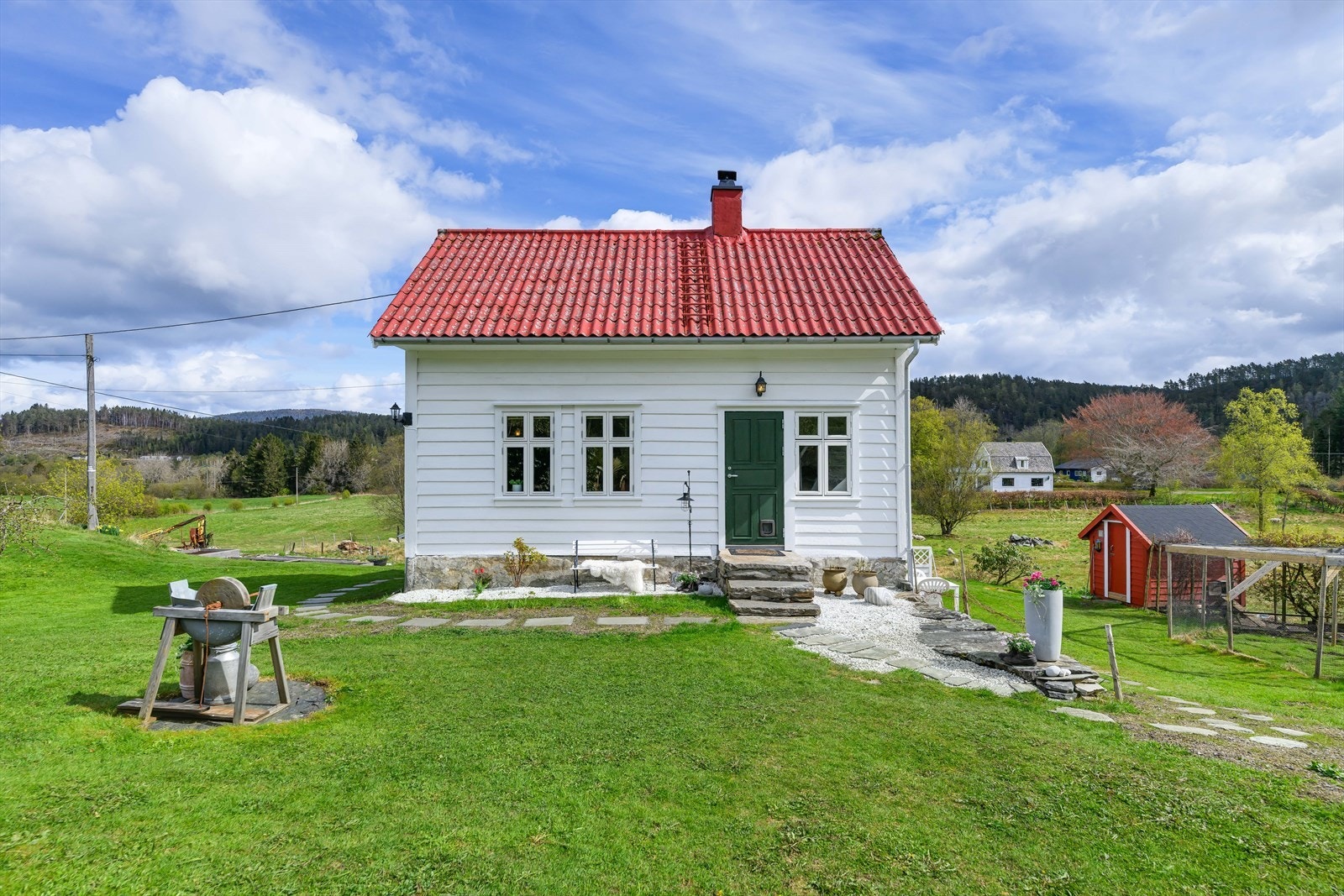 En flott landlig idyll med eldre enebolig, innredet løe, anneks, uthus, hønsehus, uthus og drivhus samt en flott opparbeidet tomt. Galleribilde