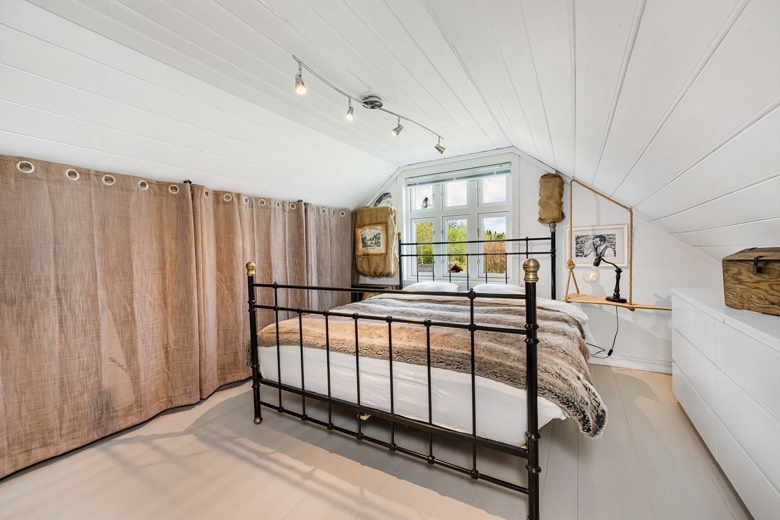 Romslig hovedsoverom med god plass for stor seng og klesoppbevaring i knevegg. Galleribilde