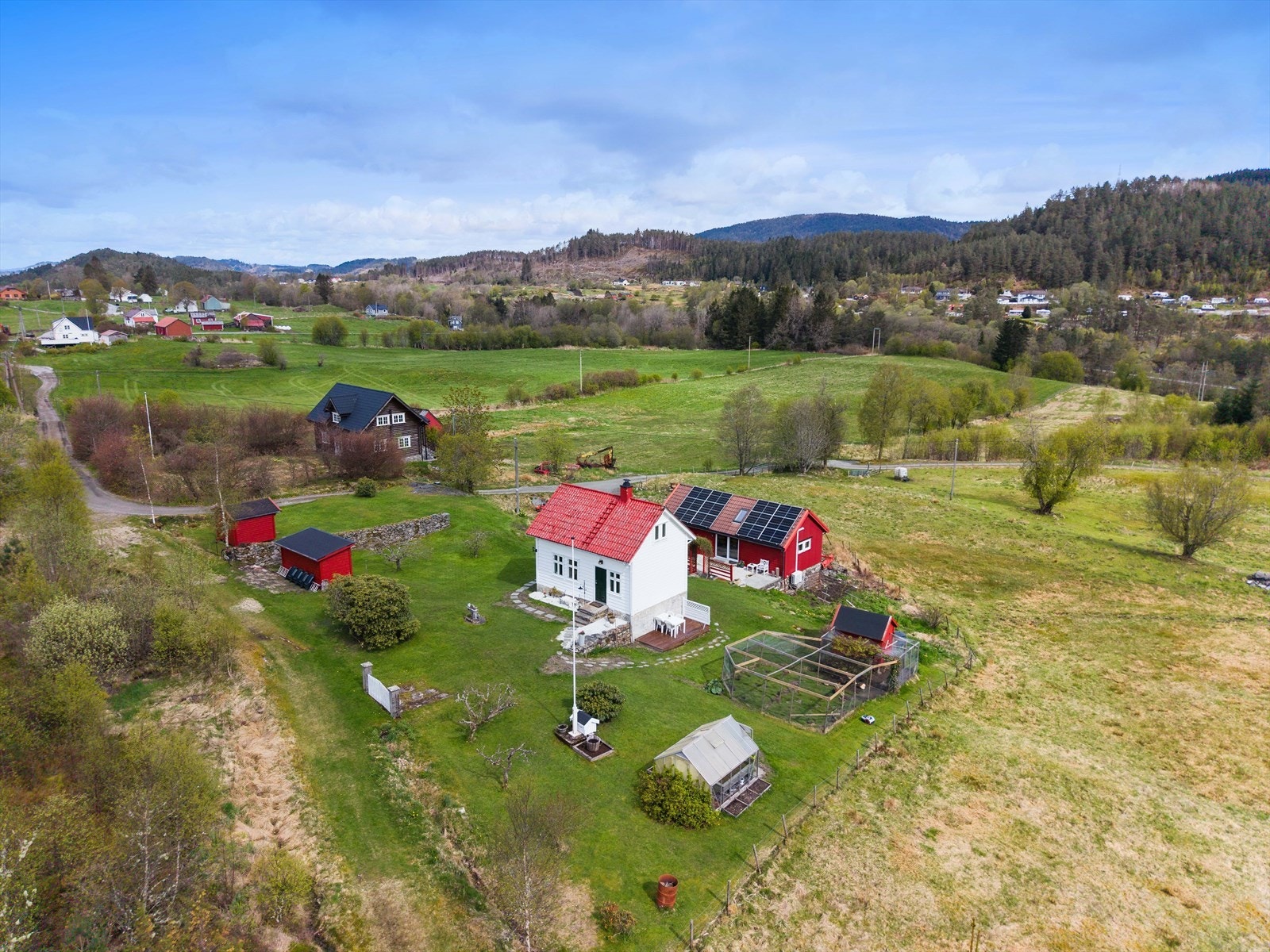 Adkomsten til eiendommen er via den Trondhjemske postvei fra Hundvinsvegen. Galleribilde
