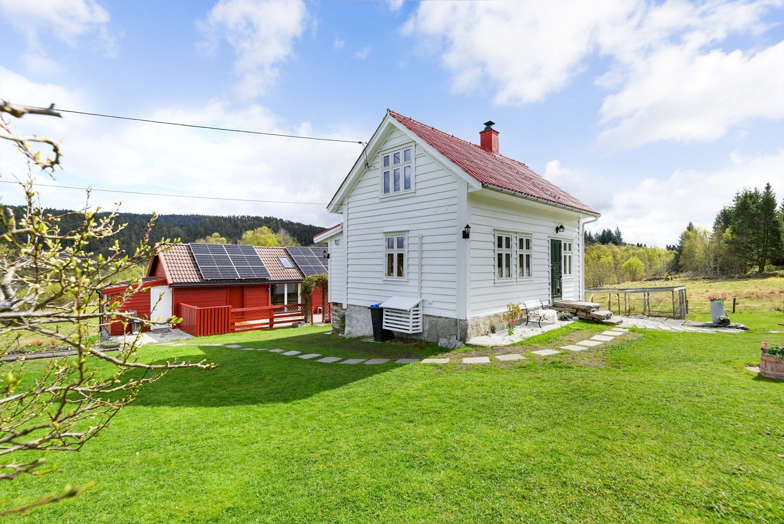 Selv med en eldre småbrusjarm, så er eiendommen moderniser innvendig og utvendig med varmepumper i hus og løe, solcelle panel, el-bil lader og nyere elektrisk anlegg i huset. Galleribilde