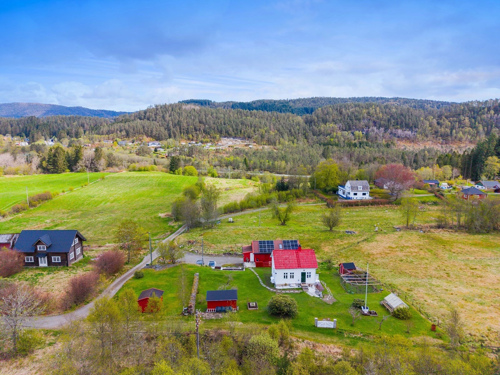 Det er kort kjørevei til nærmeste lokalbutikk og ca. 20 minutters kjøring til Mongstad og 15 minutters kjøring til Knarvik. Galleribilde