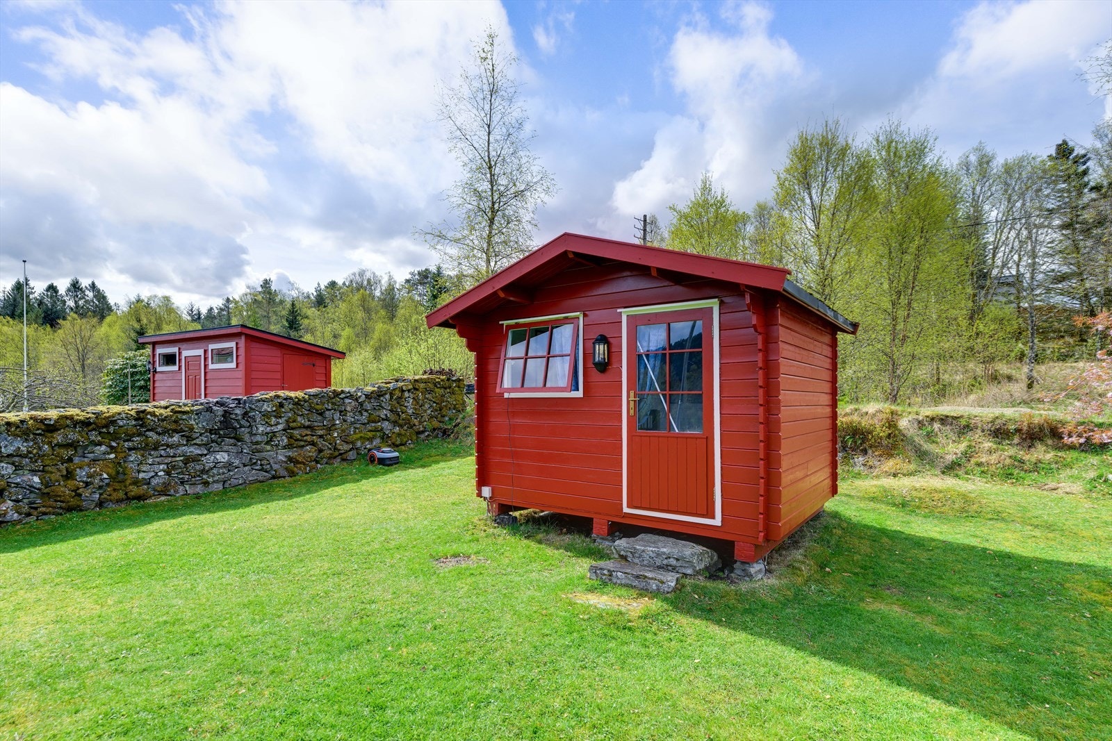 Det er satt opp et enkelt anneks som har vært brukt av selgerne som overnatting for gjester. Galleribilde