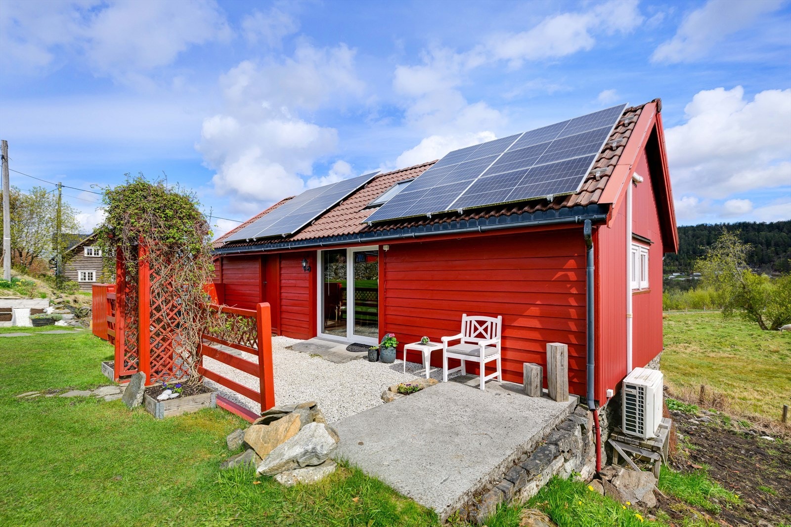 Koselig uteplass med gode solforhold. Galleribilde