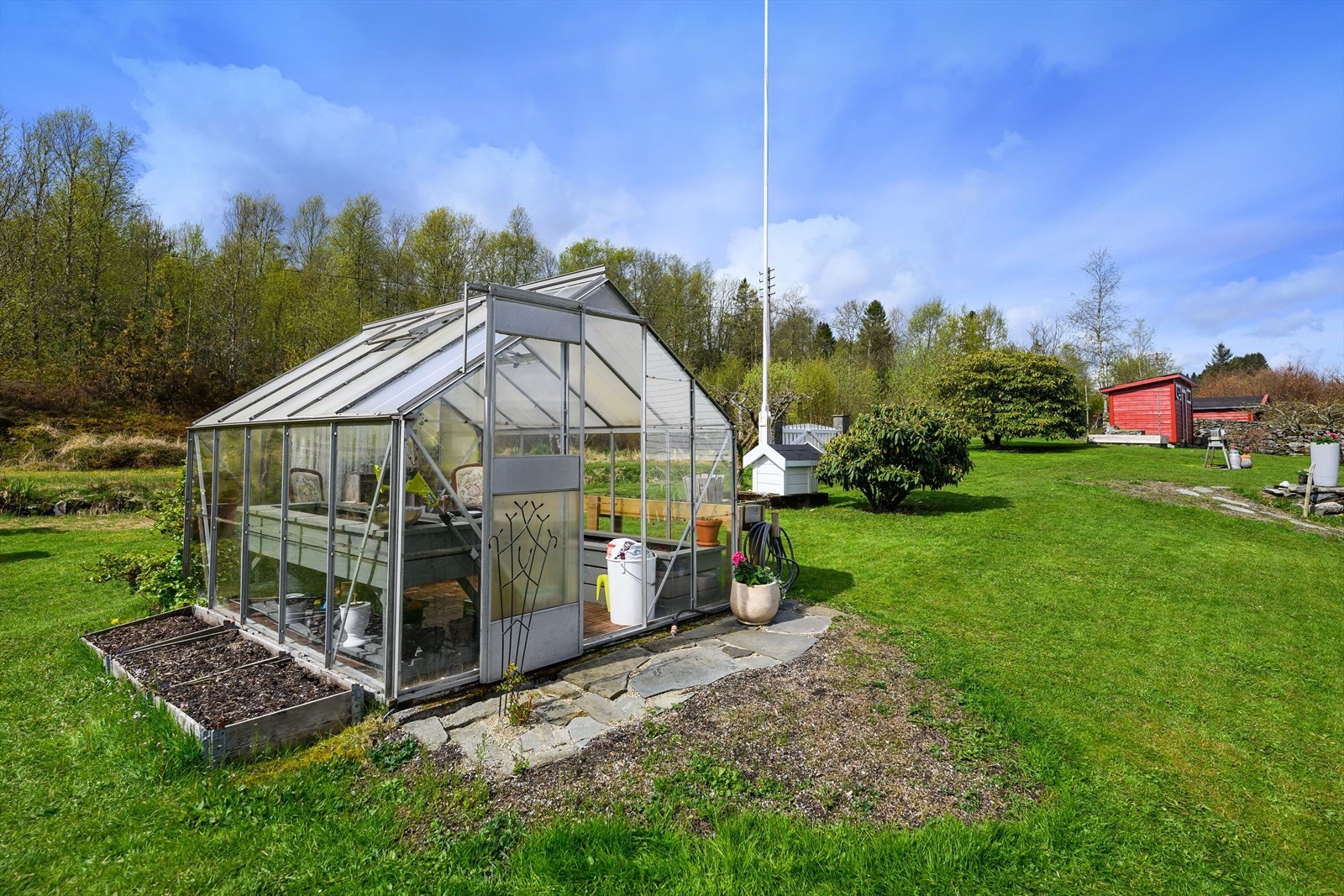 Her har man drivhus og tomt som passer ypperlig for de med grønne fingre. Galleribilde