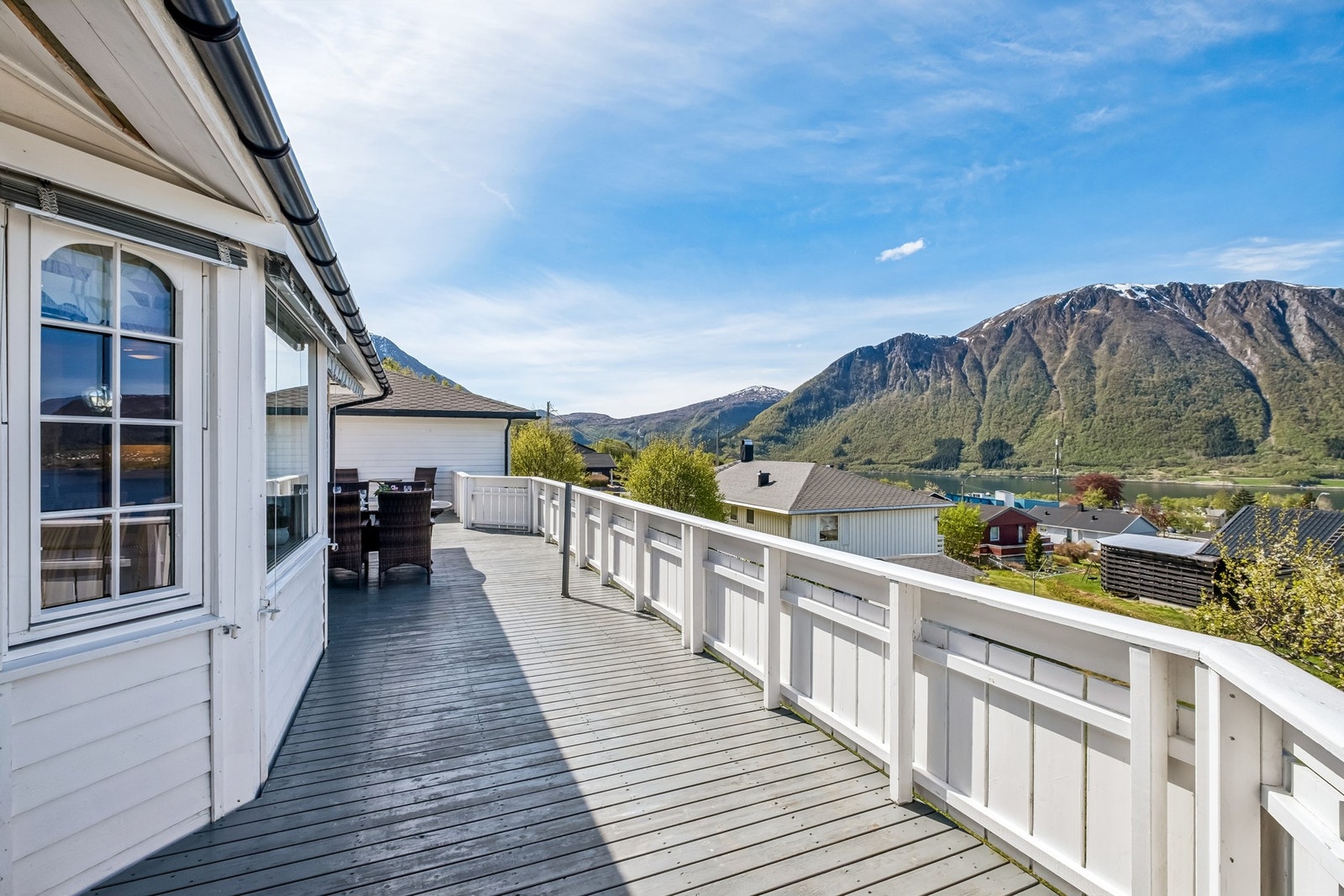 Fra hovedetasje har man utgang til denne vestvendt verandaen Galleribilde