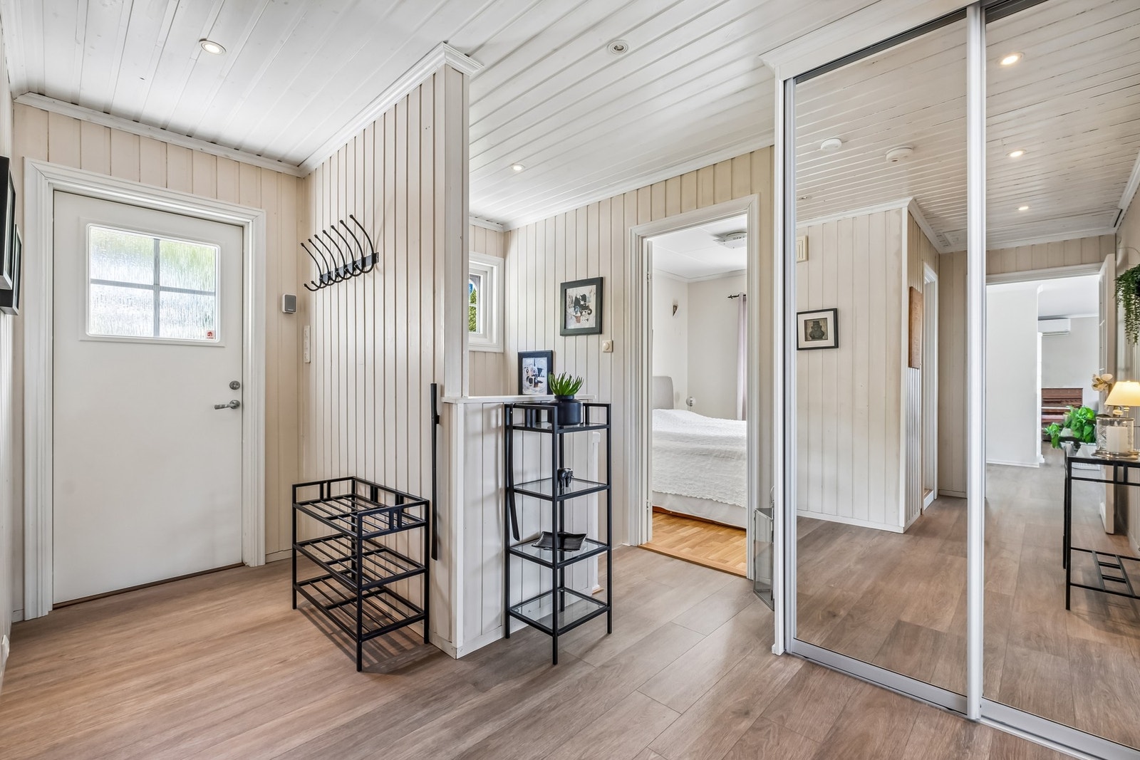 Entré og gang med skyvedørsgarderobe Galleribilde