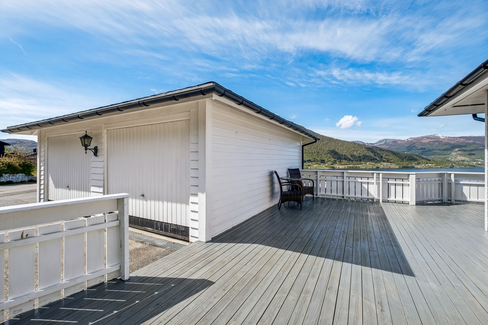 Også mot sør har man en romslig, skjermet terrasse Galleribilde