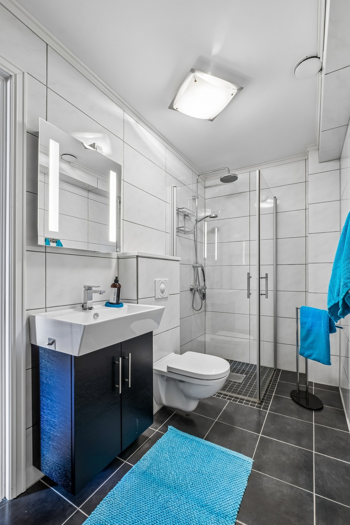 Flislagt bad i underetasje. Badet ble oppgradert i 2016 Galleribilde