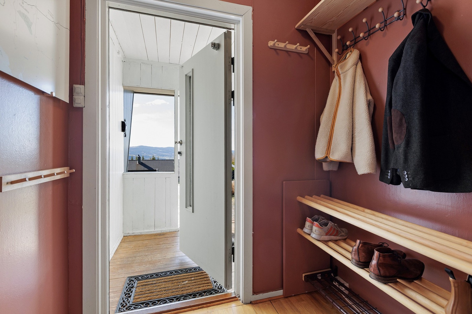 Trivelig entré/gang med muligheter for oppbevaring av yttertøy og sko. Galleribilde