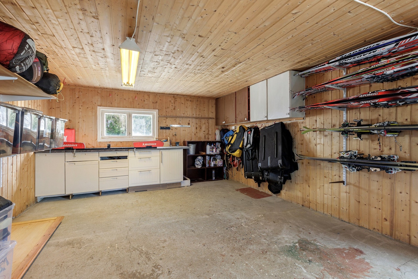 På tomten finner man et stort uthus/redskapsbod med strøm - perfekt som smørebod og oppbevaring av ski, sykler og fritidsutstyr. Galleribilde
