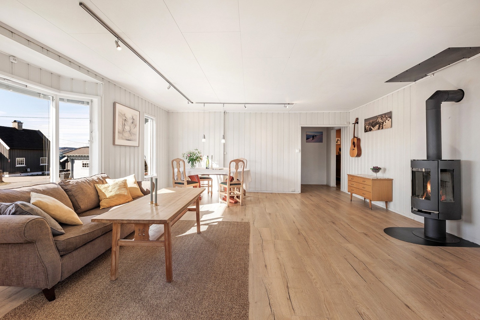 Boligen har en praktisk planløsning med alt på ett plan og byr på lyse og gode oppholdsrom. Galleribilde