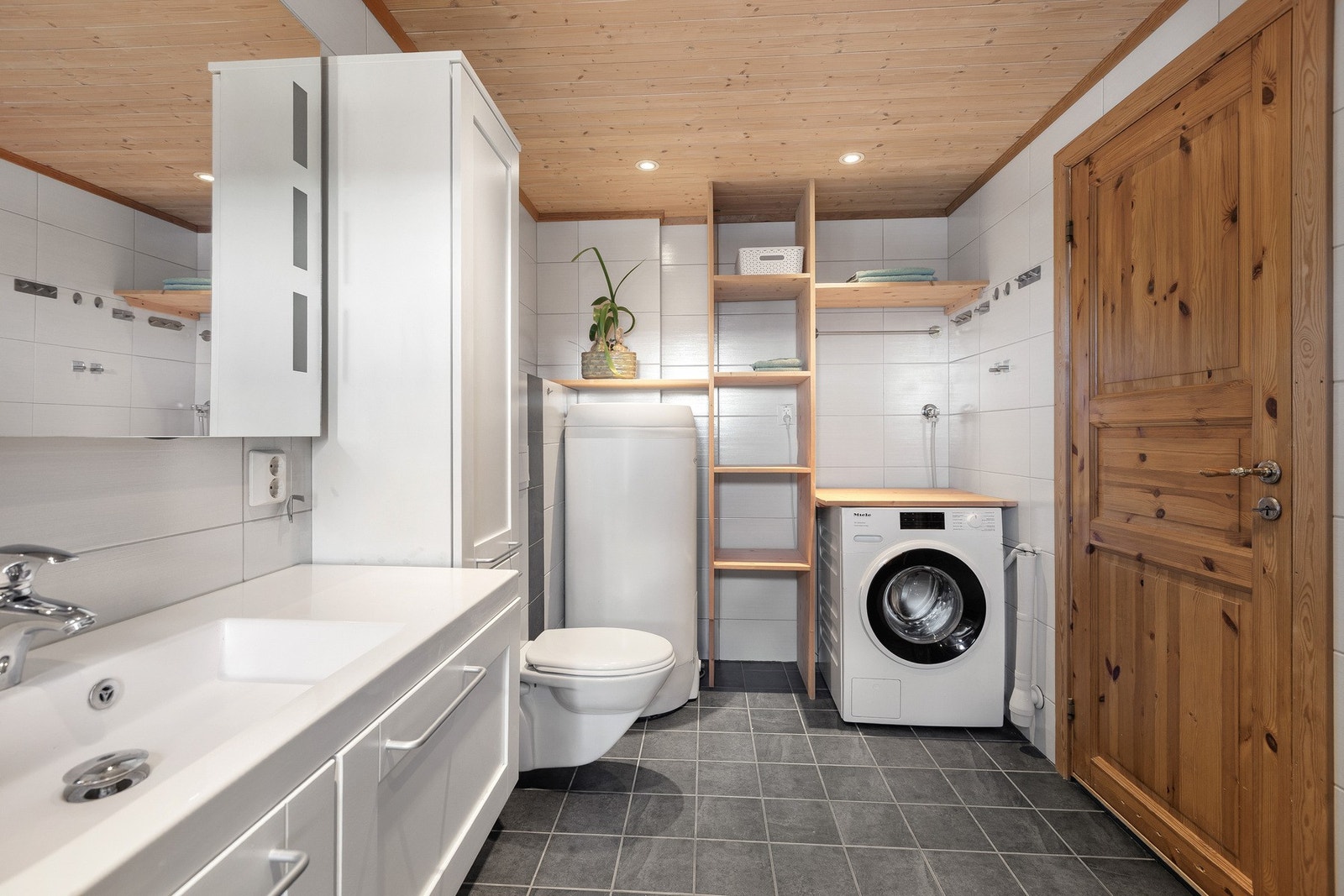 Badet er romslig og moderne, og ble totalrenovert i 2013 med nytt røropplegg og oppgraderte overflater. Galleribilde
