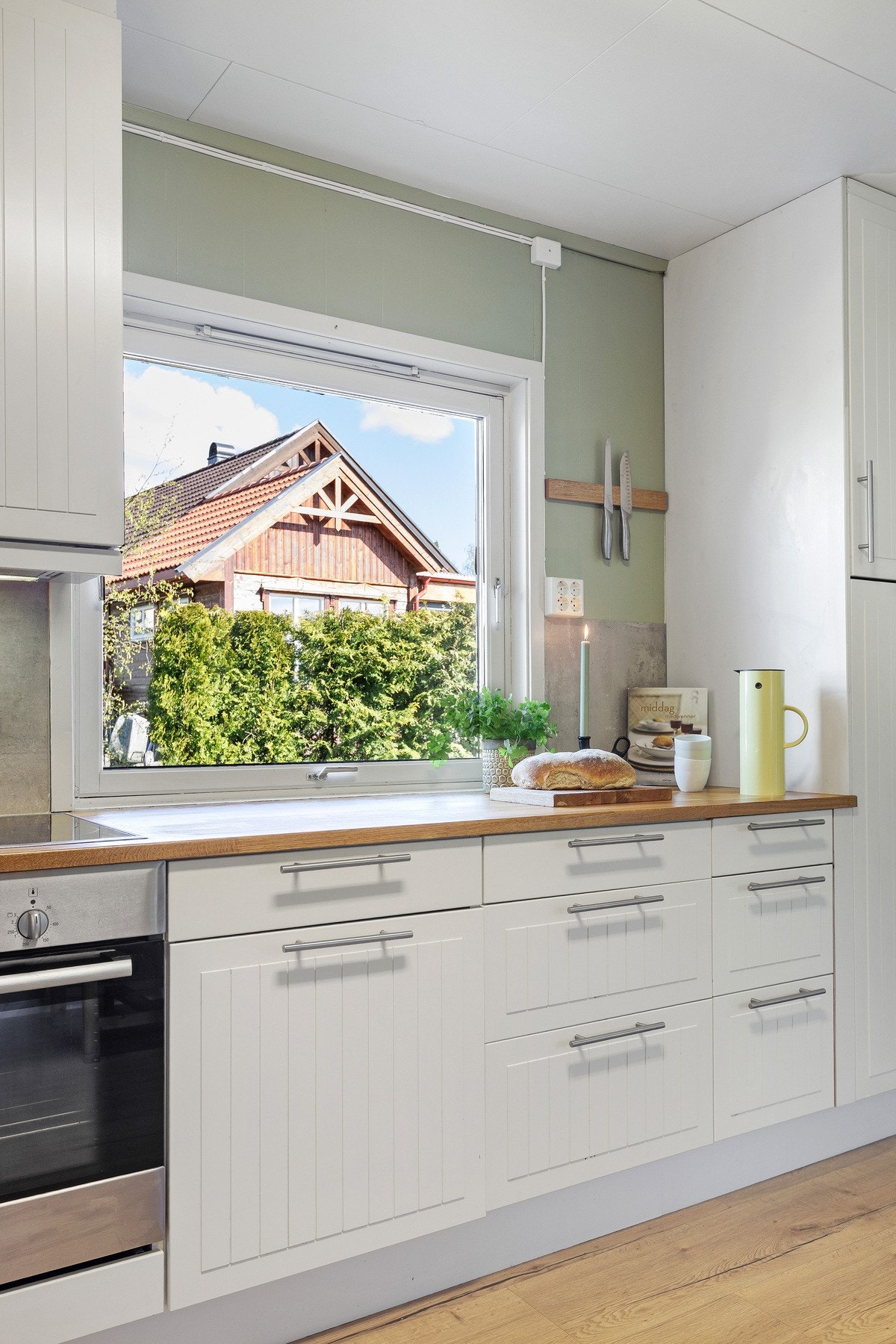 Her er det gode arbeidsflater og overskap med glassdører som gir et tidløst og hyggelig uttrykk. Galleribilde