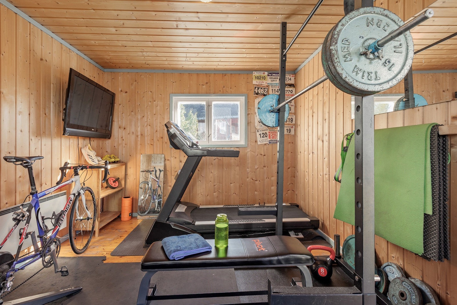 Et frittstående uthus fungerer som treningsrom med strøm. Galleribilde
