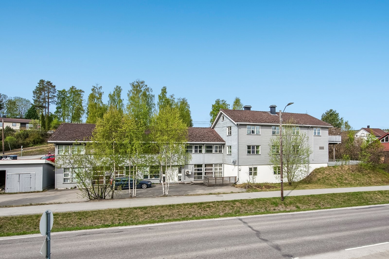 Eiendommen ligger sentralt i Biri med kort gangavstand til både bussholdeplass (3 min) og dagligvarebutikk (7 min). Galleribilde