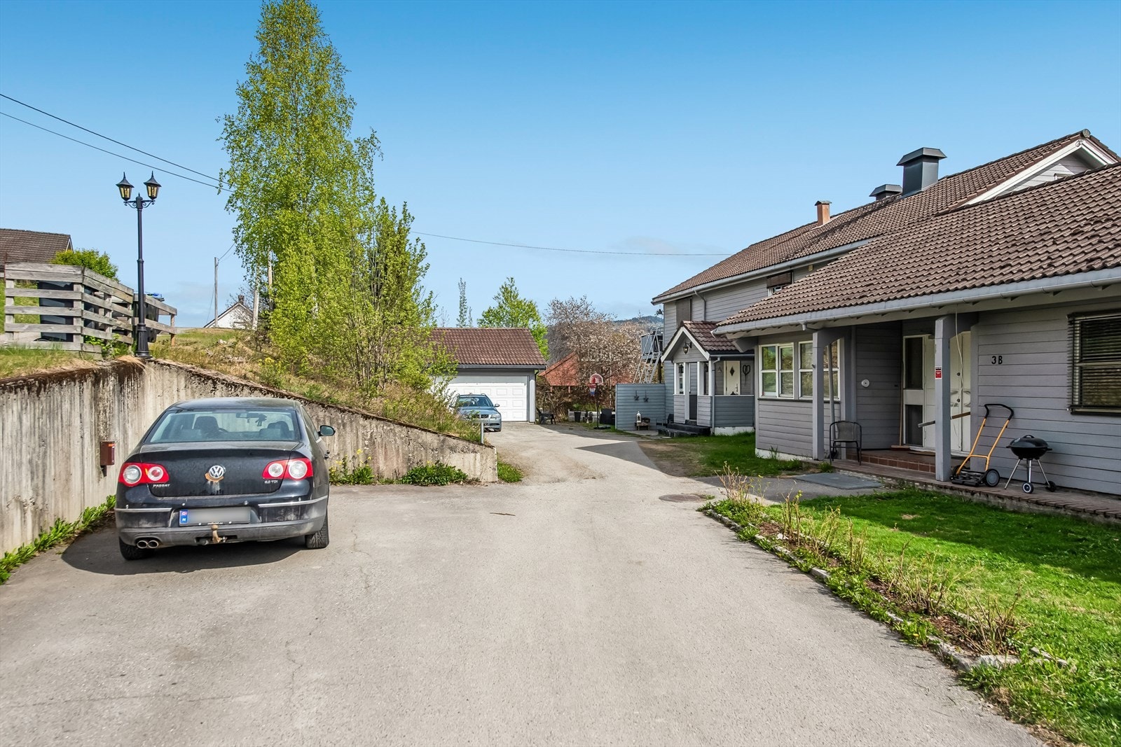 Asfaltert gårdsplass. Det følger med en egen parkeringsplass til leiligheten. Galleribilde