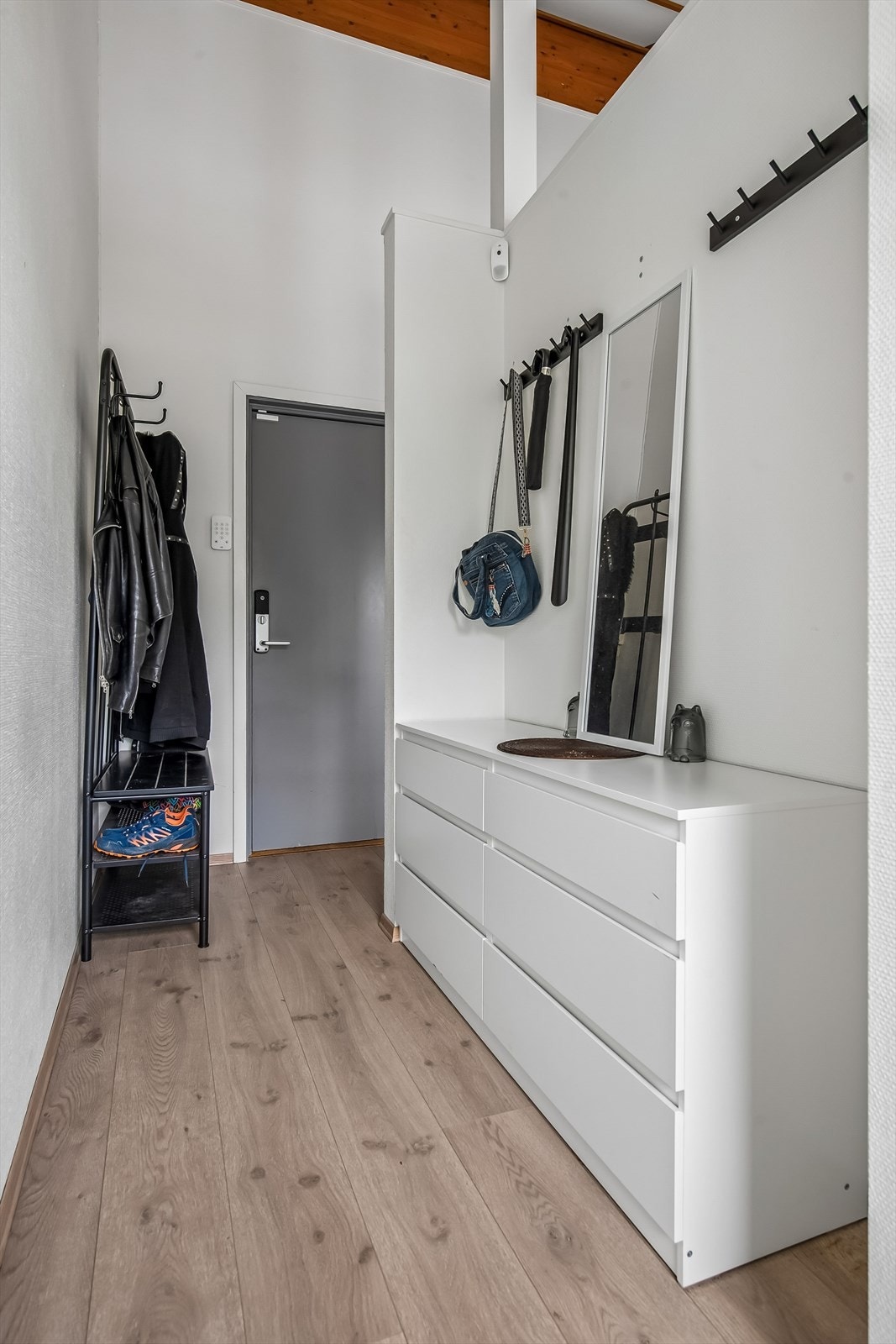 Entréen gir tilgang til leiligheten via en felles inngang. Døren har brann- og lydmotstand. Galleribilde