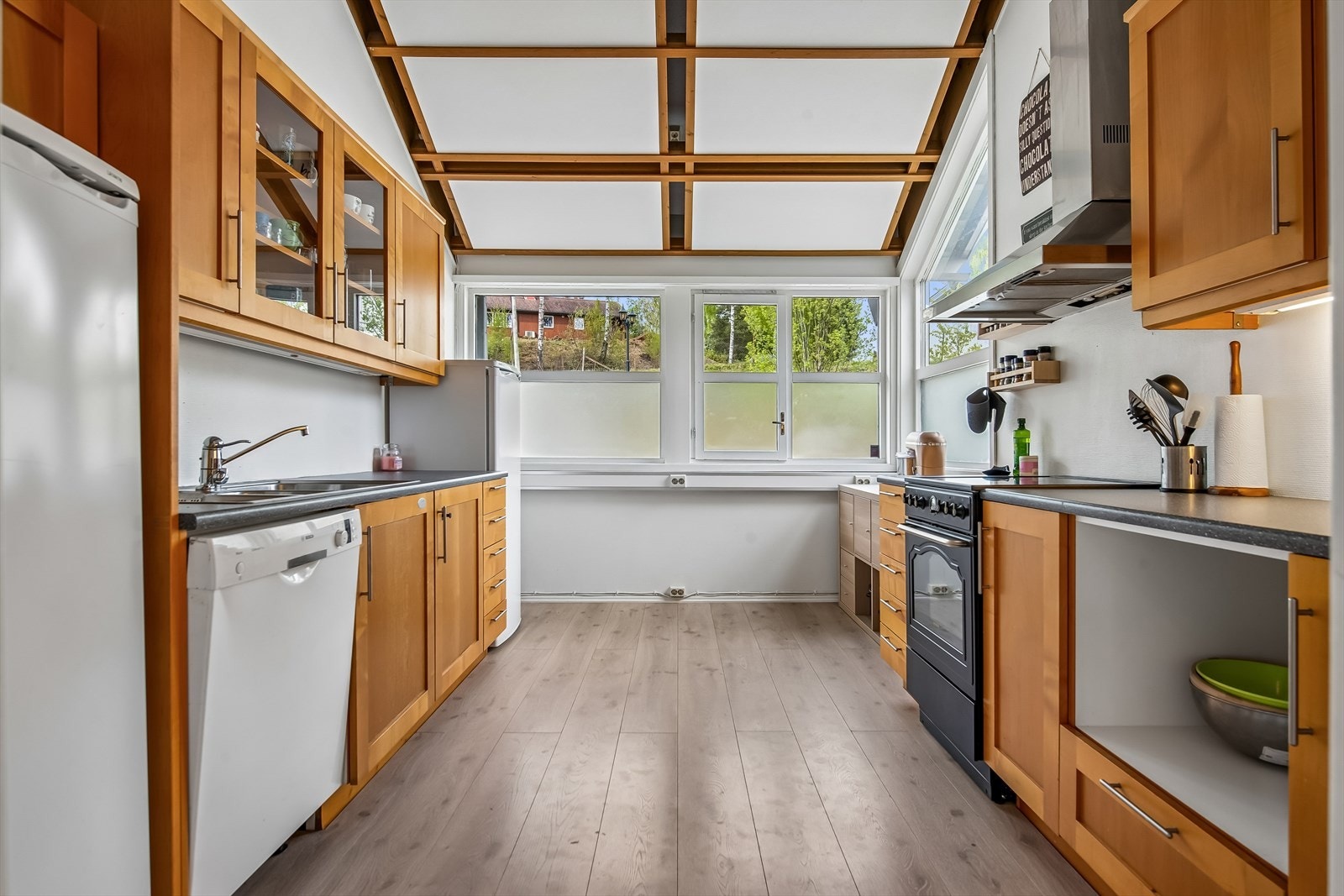 Leiligheten har en praktisk planløsning på ett plan, med gjennomgående laminatgulv som binder rommene sammen. Galleribilde