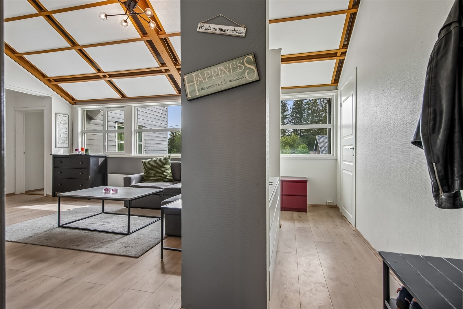 Fra gangen åpner leiligheten seg mot stuen. Galleribilde
