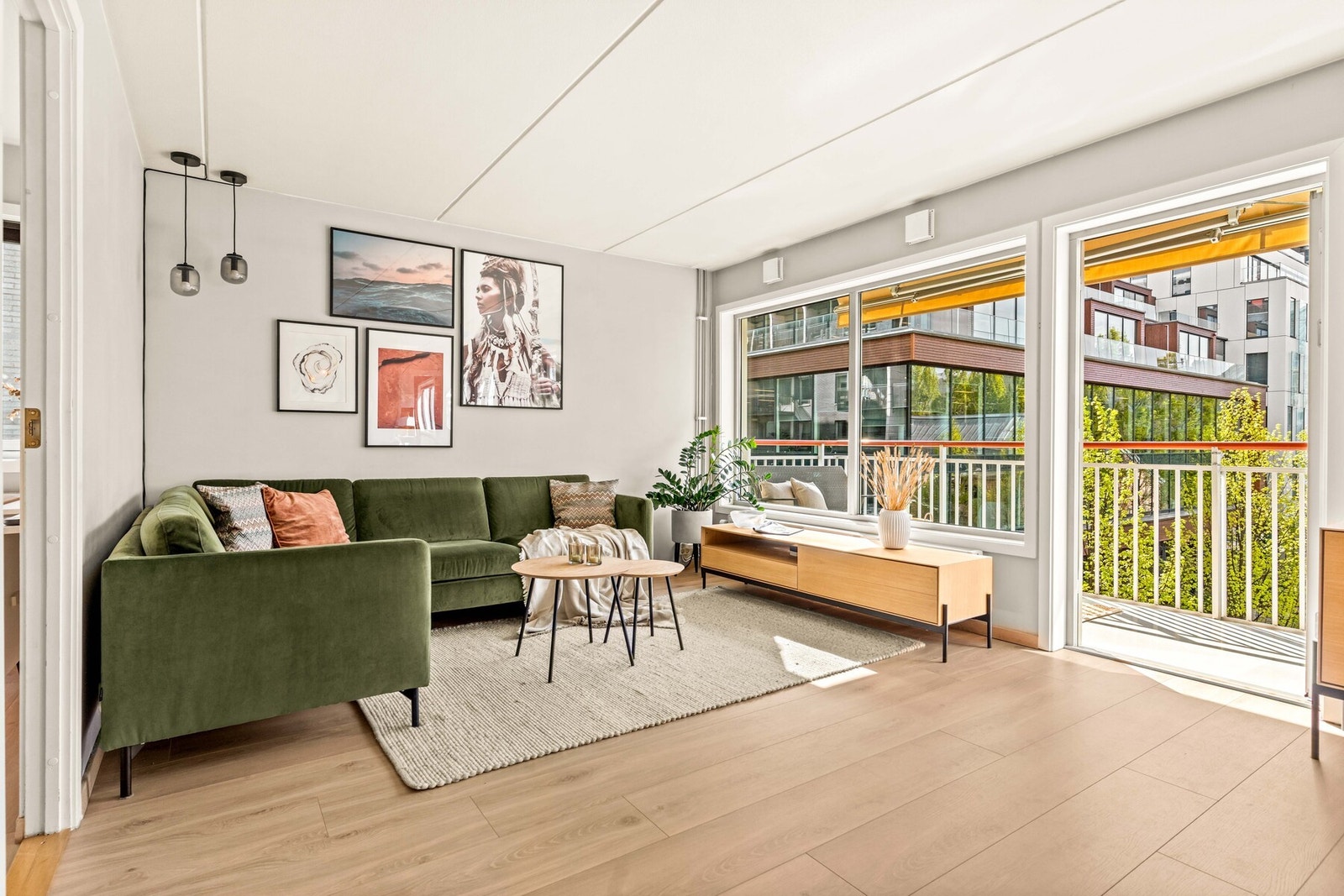 Store vindusflater sørger for rikelig med naturlig lysinnslipp i stuen. Galleribilde