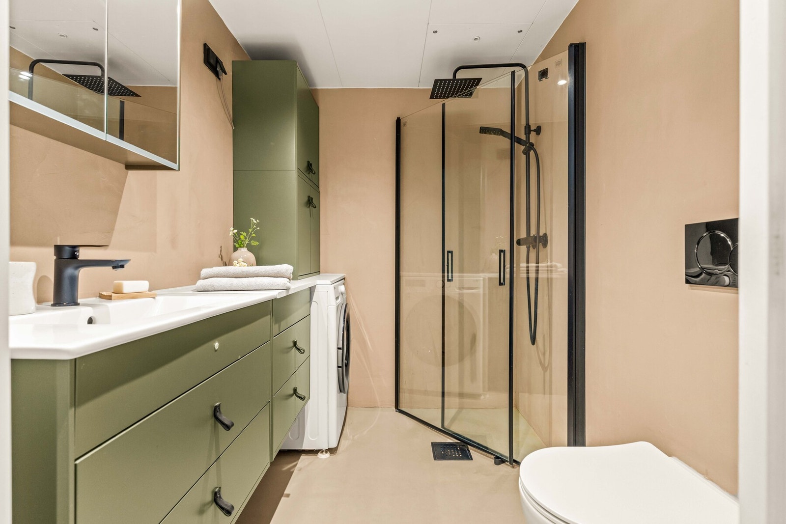 Badet ble betydelig oppgradert i 2021 med mikrosement på gulv og vegger, samt ny innredning. Galleribilde