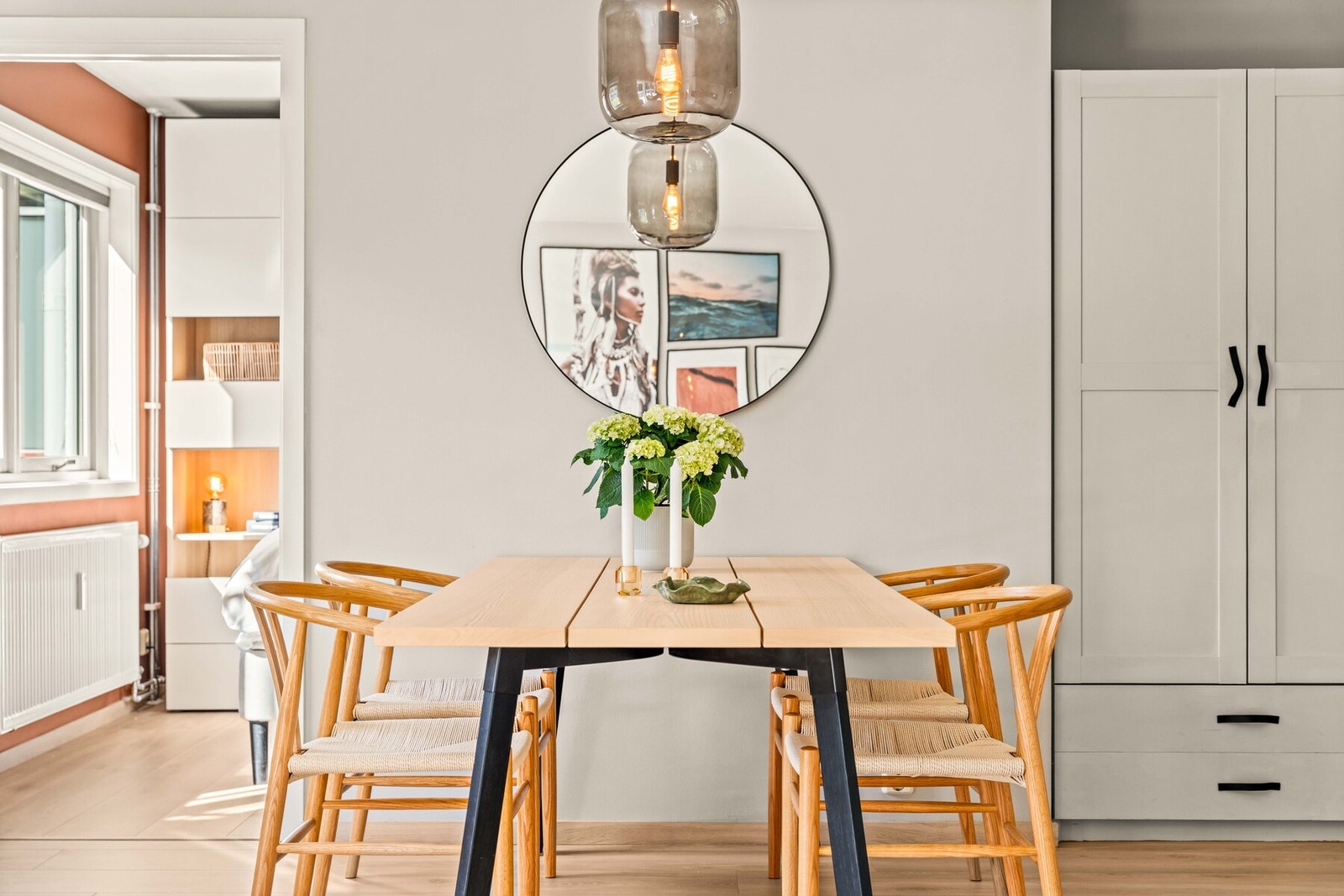 Naturlig plass til spisebord i stuen. Galleribilde