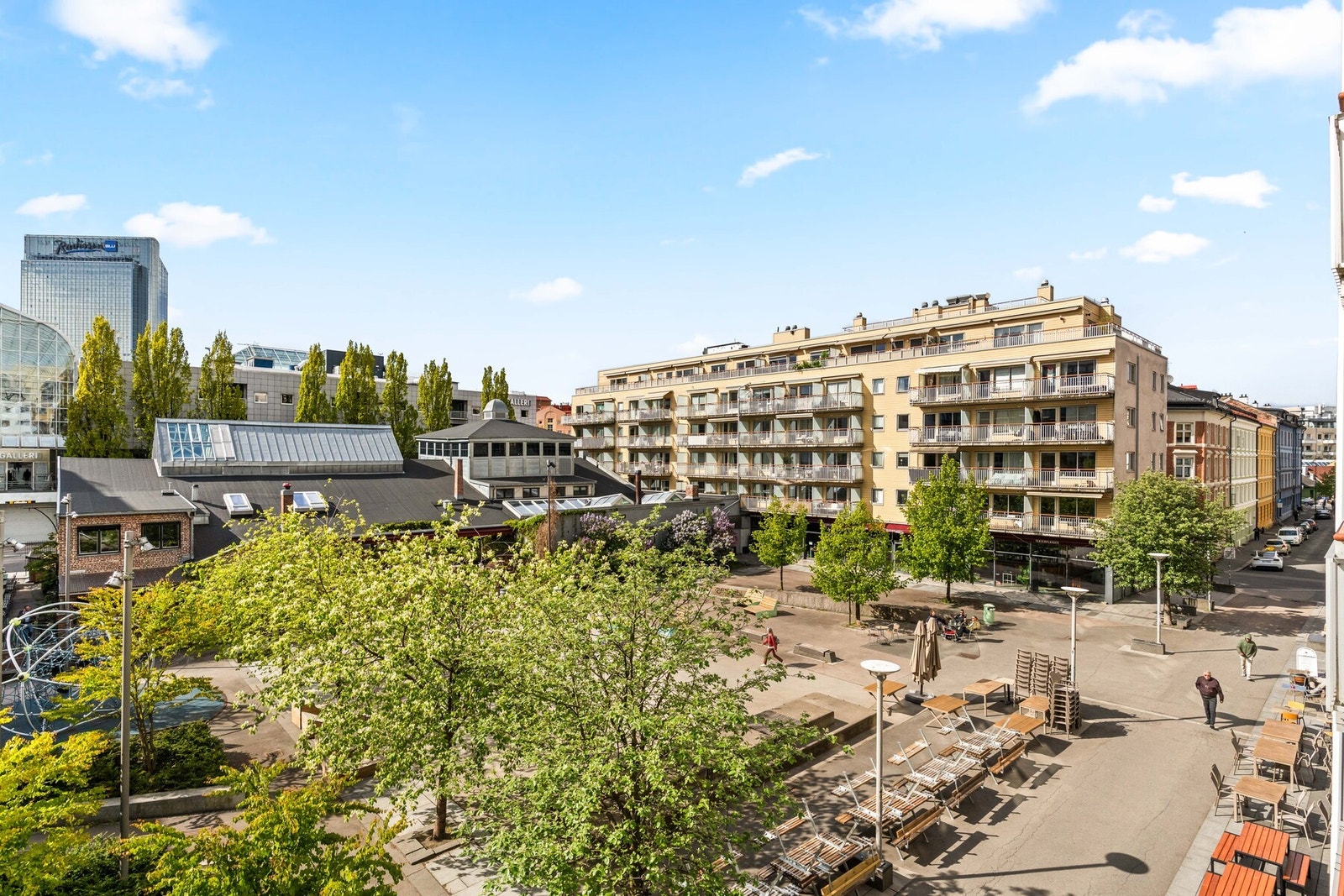 Trivelig utsyn over Teaterplassen fra balkongen. Galleribilde