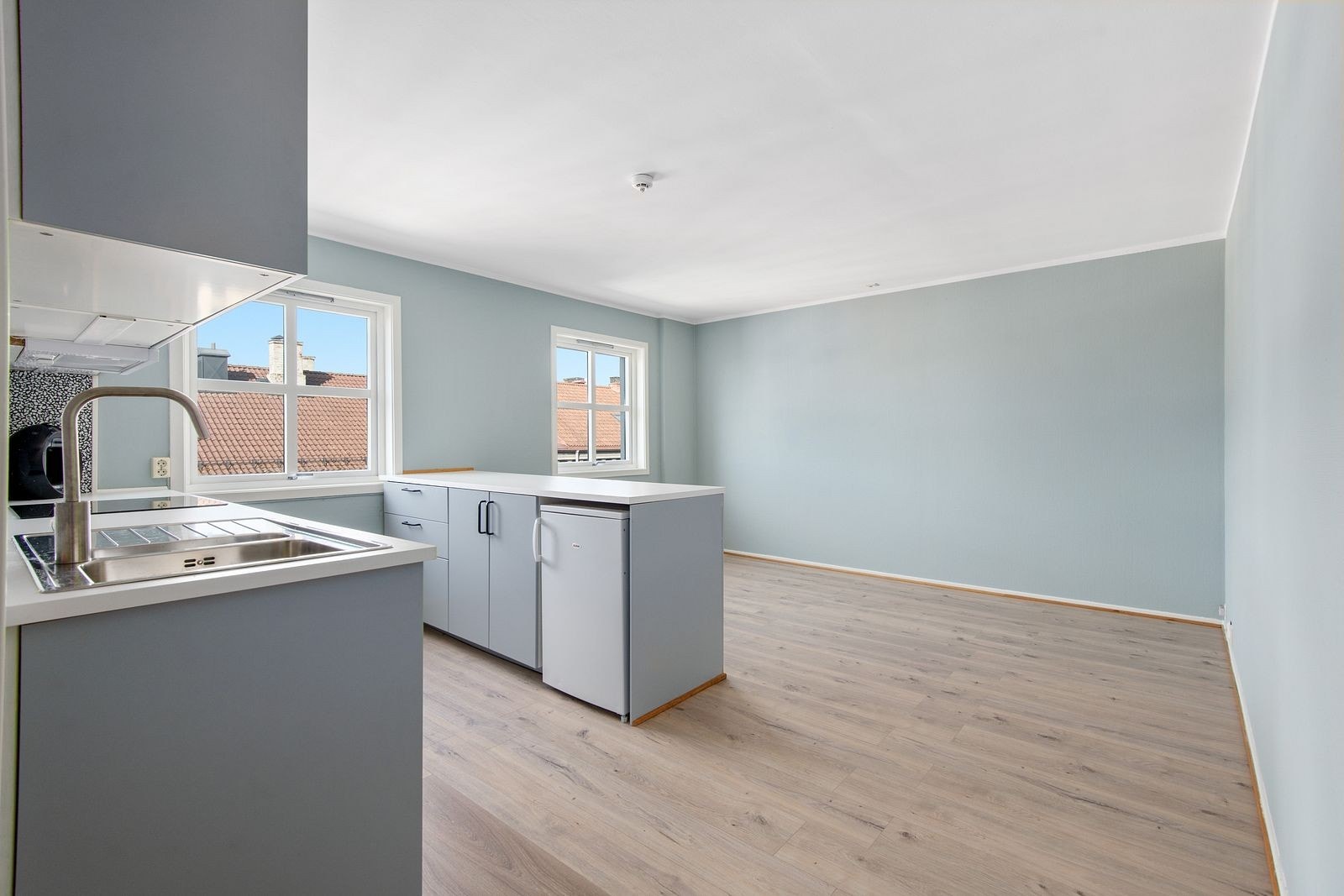 Stue med åpen kjøkkenløsning. Plass til sofagruppe og lite kjøkkenbord. Varmtvann inkl. i husleie. Galleribilde