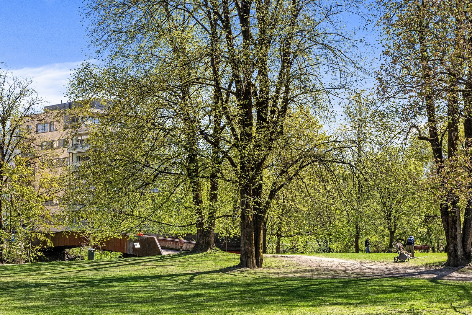 Fra leiligheten er det kort vei til populære turstier langs Akerselva med grønne omgivelser og hyggelige rekreasjonsområder. Galleribilde