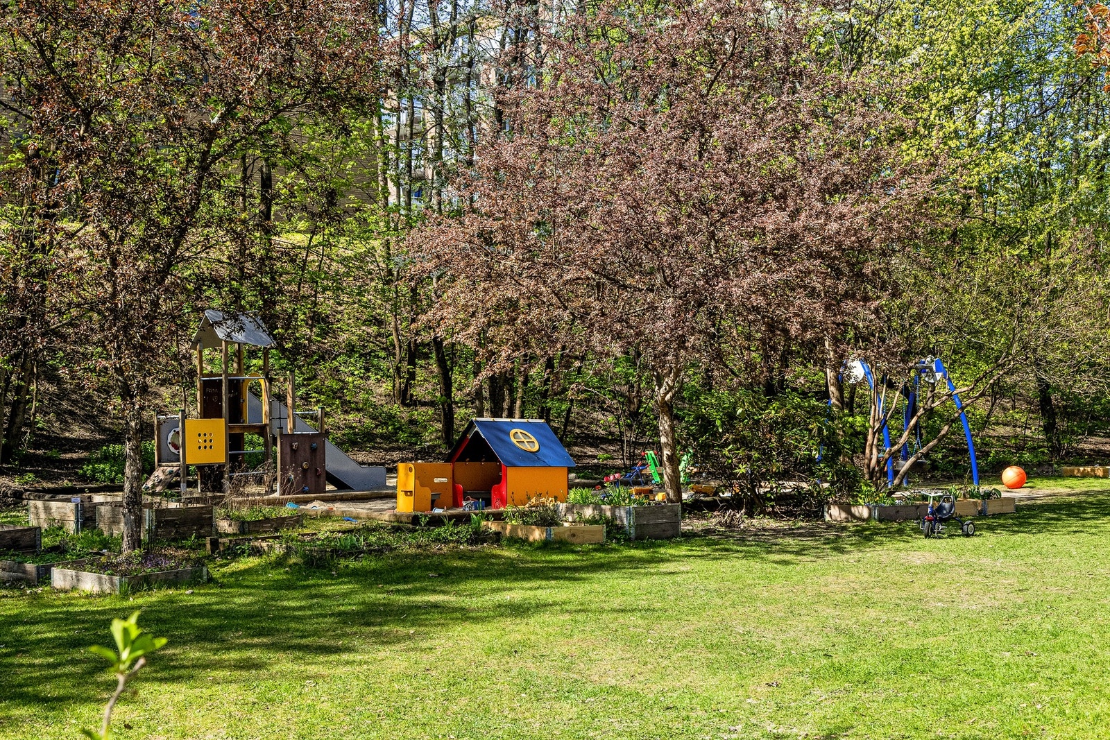 Stor og hyggelig hage i borettslaget med lekeplass og opparbeided grillsone. Galleribilde