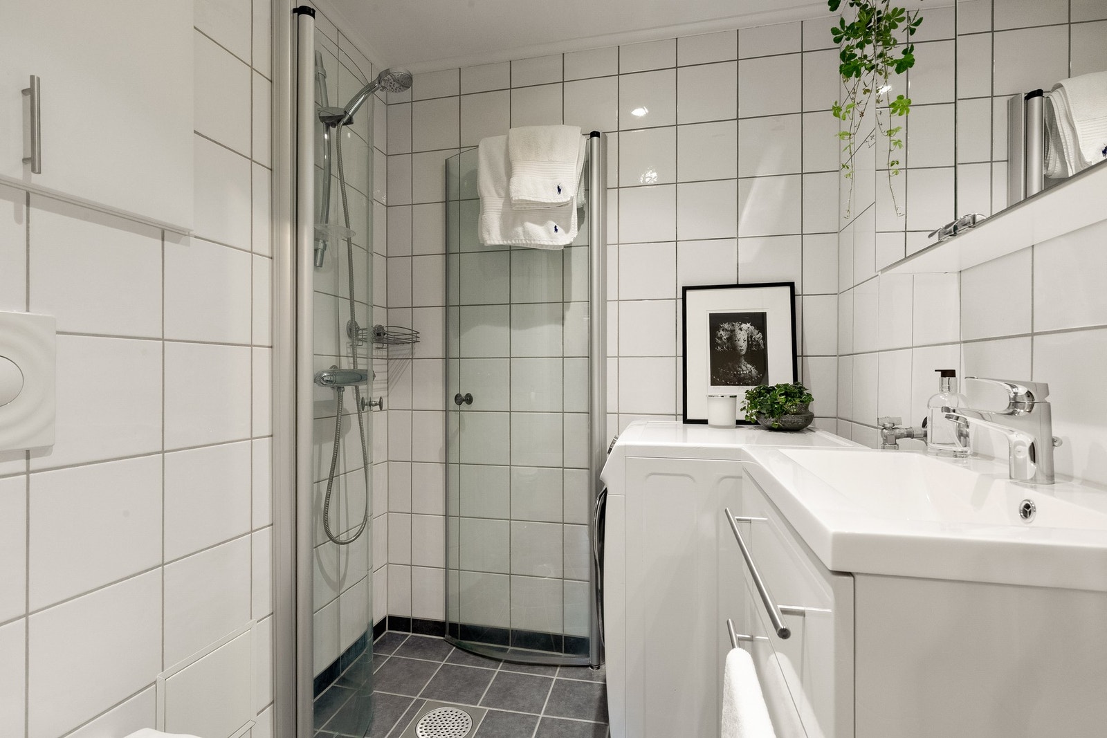 Badet har flislagte overflater og en praktisk planløsning med god utnyttelse av arealet. Galleribilde