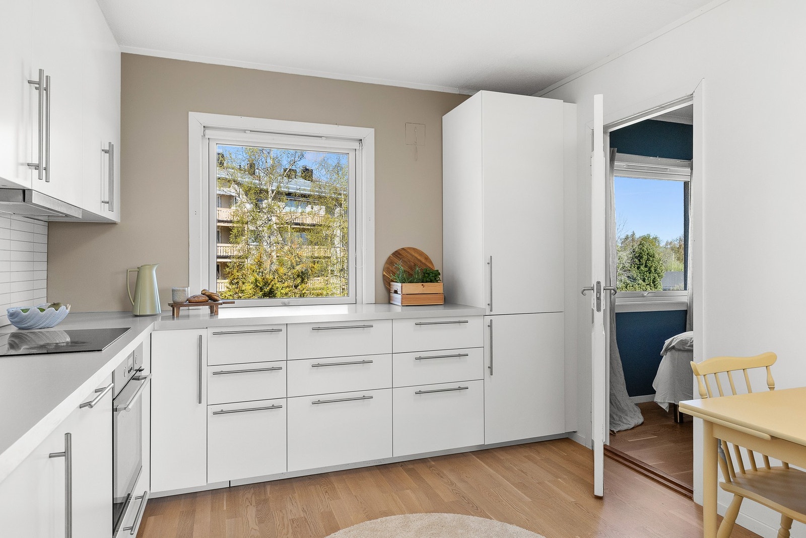 Det er plass til et hyggelig spisebord på kjøkkenet, perfekt for morgenkaffen. Galleribilde