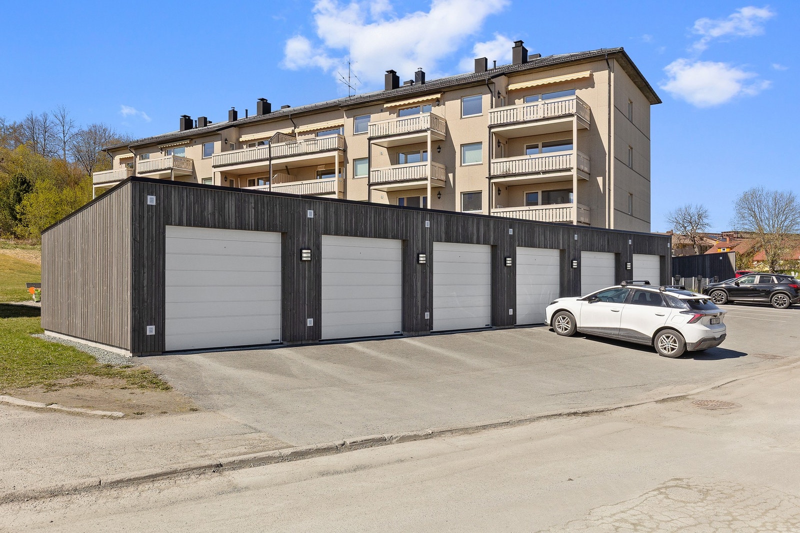 Noen av leilighetene disponerer garasje. Ta kontakt med styreleder eller selger for nærmere informasjon. Galleribilde