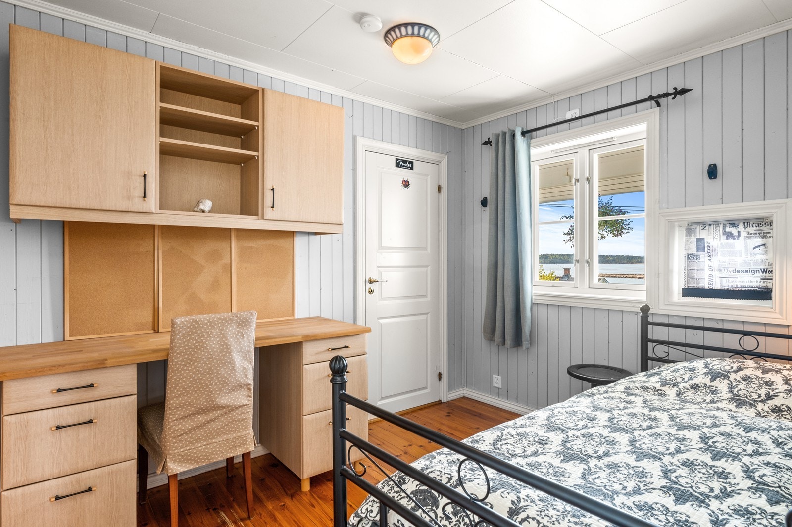 Ett av tre soverom i første etasje, med plass til både seng og skrivebord. Galleribilde