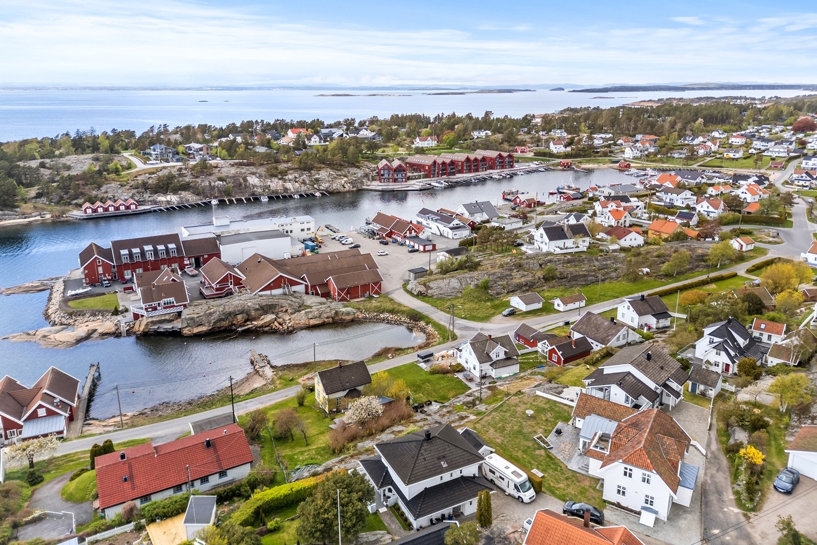 Et oversiktsbilde som viser Engelsvikens idylliske beliggenhet ved kysten. Galleribilde