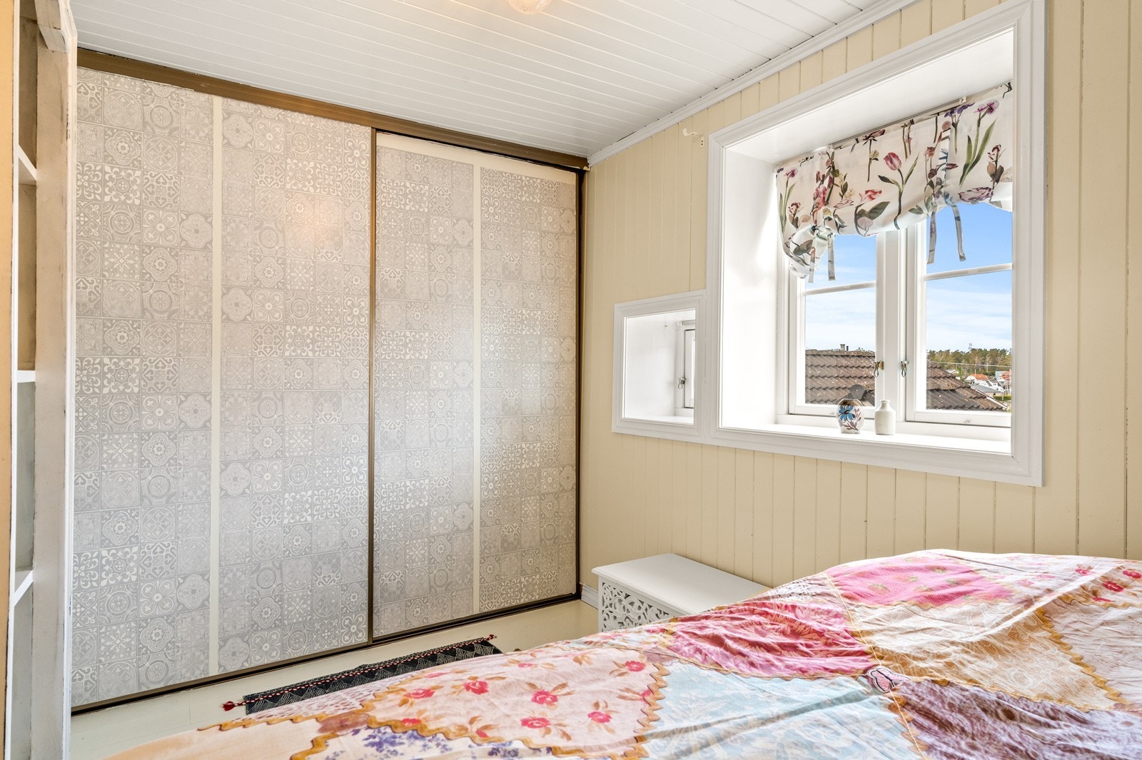 Alle soverommene i første etasje er samlet, adskilt fra de sosiale sonene i andre etasje. Galleribilde