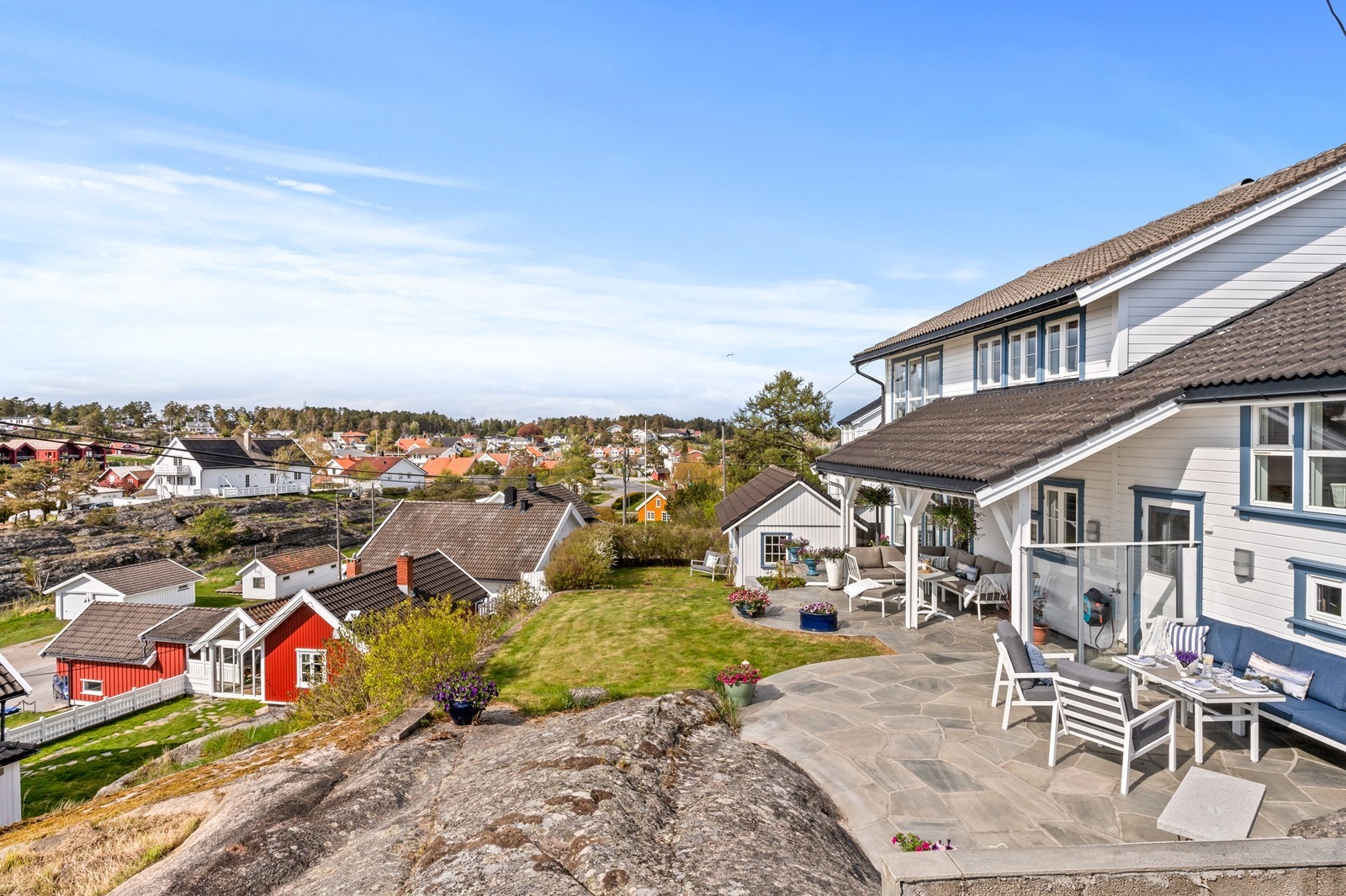 Eiendommen ligger høyt og fritt i terrenget, med gode utsiktsforhold. Galleribilde