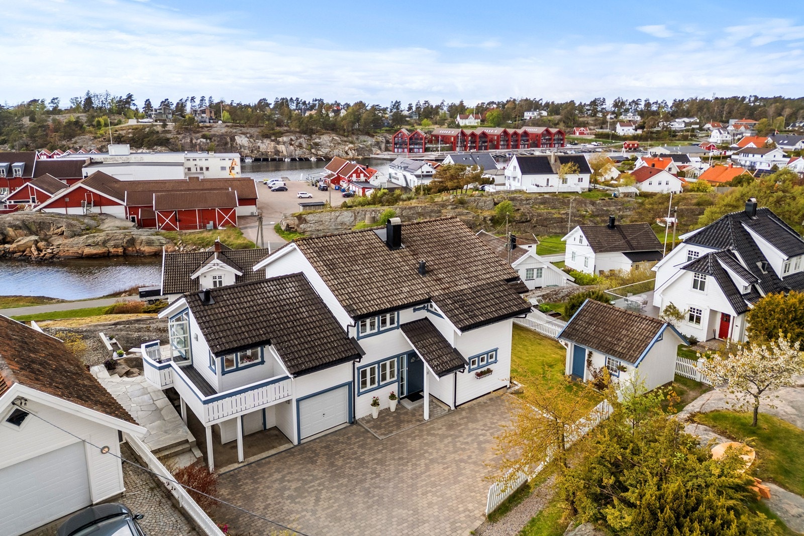 Steinlagt gårdsplass med plass til parkering. Galleribilde