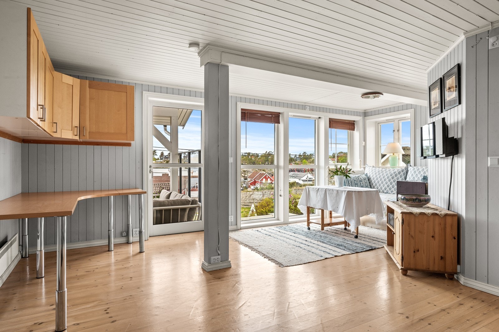 Rommet har panelovner for oppvarming og store vindusflater. Galleribilde