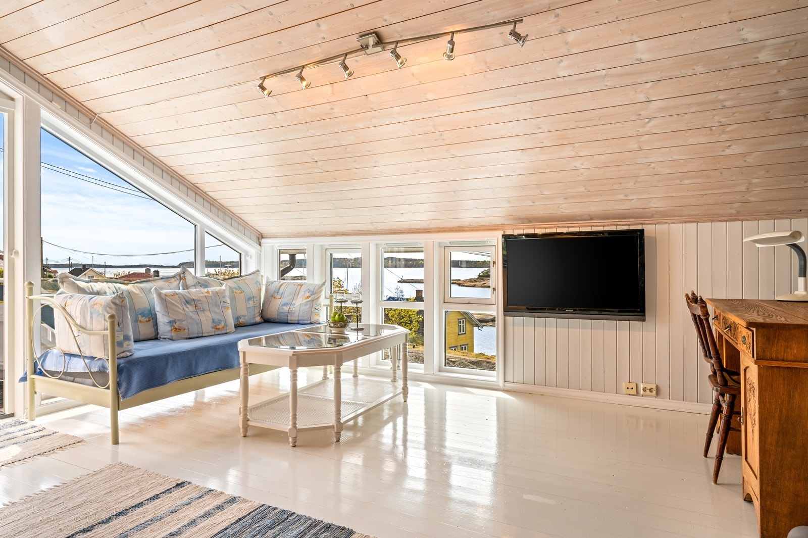 Den hyggelige sittegruppen ved vinduene gir en fin plass for avslapning. Galleribilde
