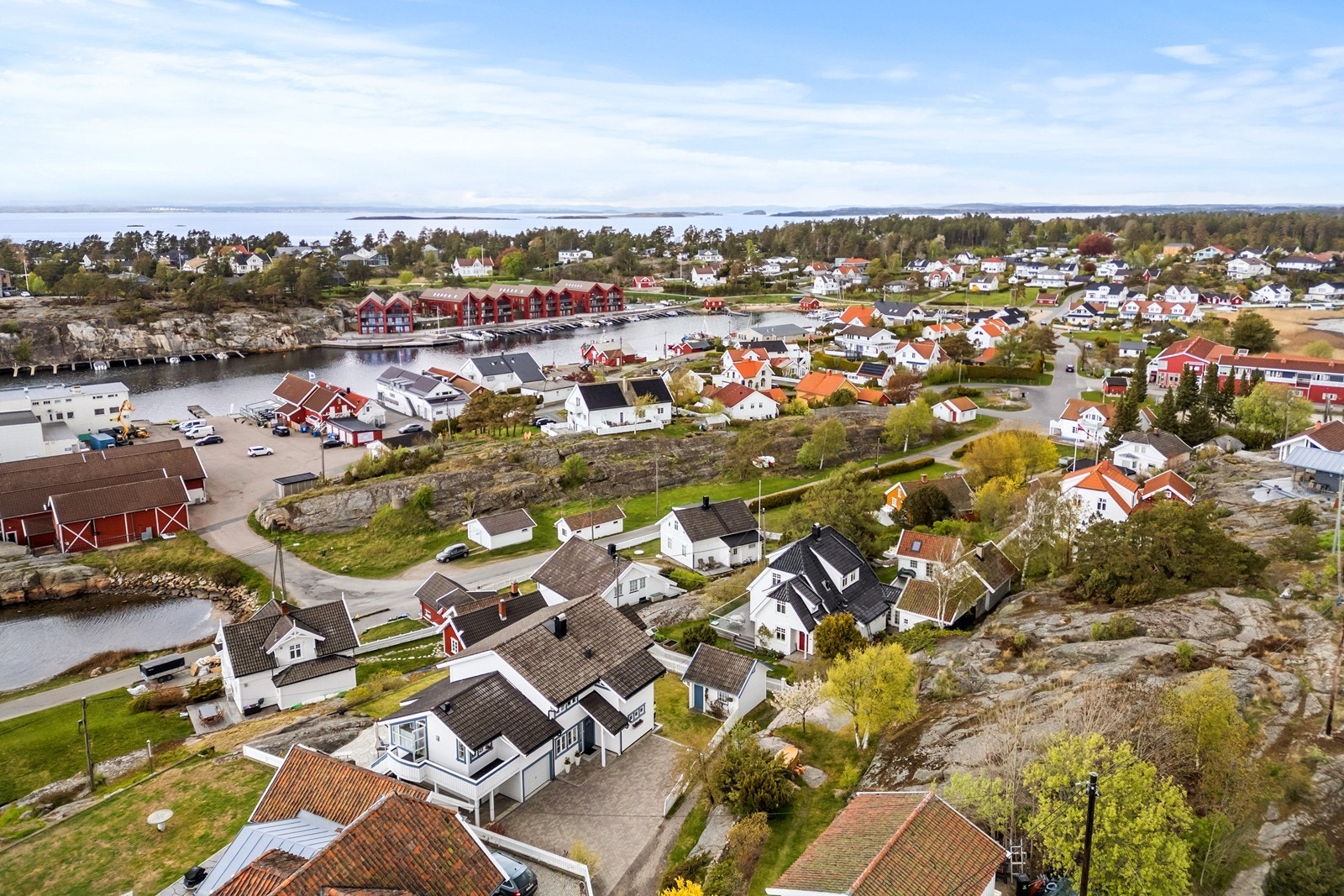 Fra eiendommen er det gangavstand til bussholdeplass med forbindelse til Fredrikstad sentrum. Galleribilde