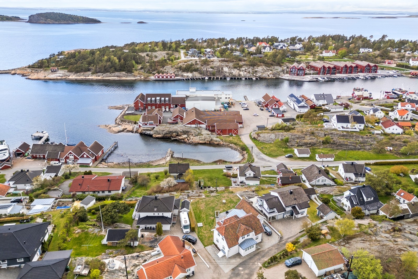 Fra eiendommen er det kort vei til lokale tjenester som butikker og spisesteder. Galleribilde