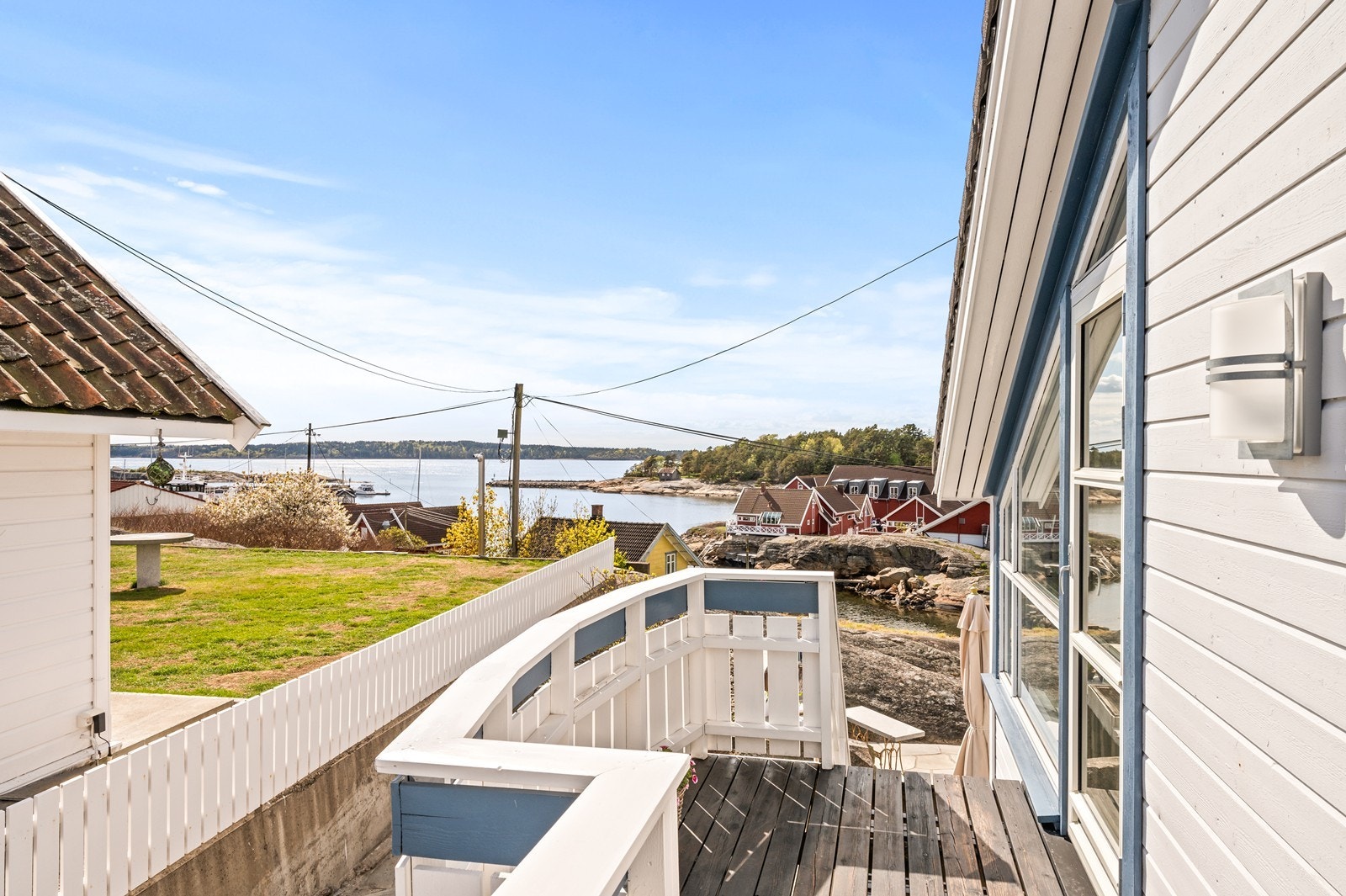 Fra eiendommen er det flott utsikt over sjøen og det omkringliggende kystlandskapet. Galleribilde